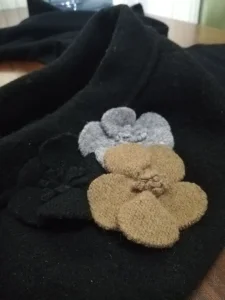 Crna kapa beretka sa CVETIĆIMA