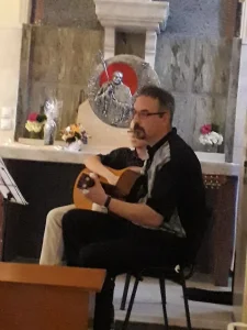 Pevač gitarista, domaći evergreen za manje proslave