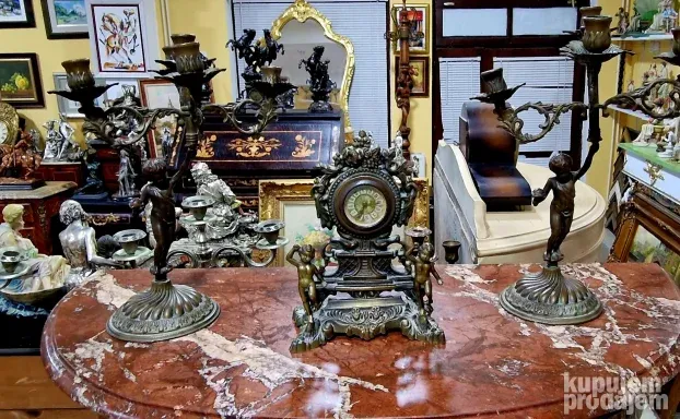 Prelep stari mesingani komodni sat sa velikim svecnjacima