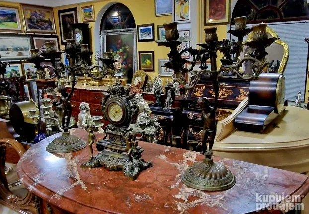 Prelep stari mesingani komodni sat sa velikim svecnjacima