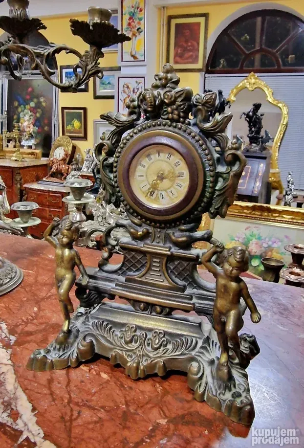 Prelep stari mesingani komodni sat sa velikim svecnjacima