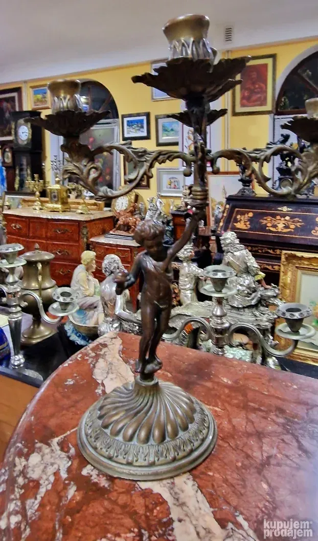 Prelep stari mesingani komodni sat sa velikim svecnjacima