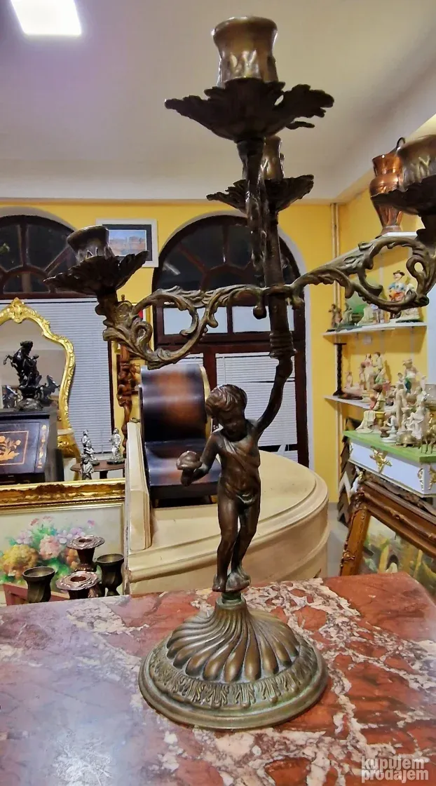 Prelep stari mesingani komodni sat sa velikim svecnjacima