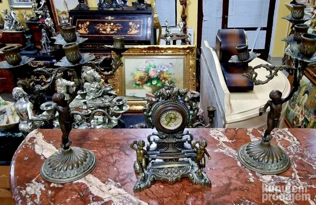 Prelep stari mesingani komodni sat sa velikim svecnjacima