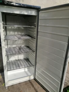 Vertikalni zamrzivac sa policama