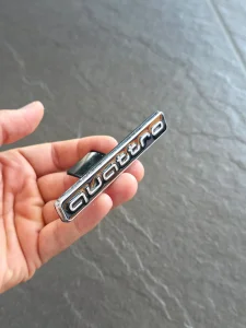 Quattro crno hrom oznaka prednje maske AUDI NOVO