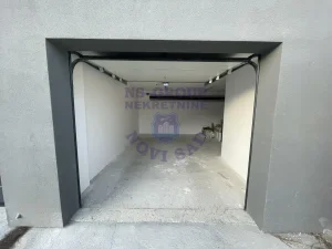 Komforna garaža u dvorištu zgrade!