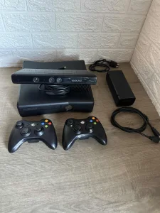 Xbox Slim 360/ Cipovan 320Gb 110Igrica na hardu+ Kinect