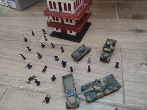 francuska vojska dvospratnica dva kamiona dva tenka