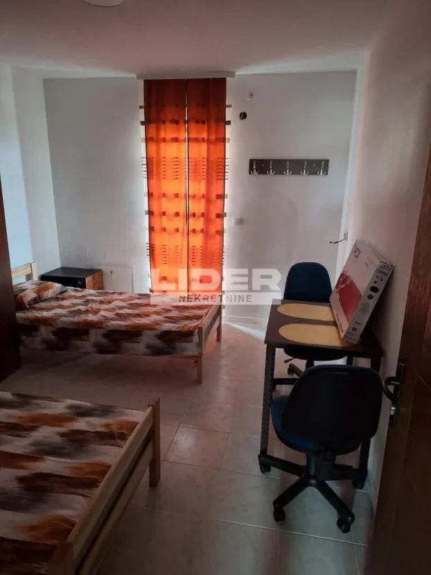 Zemunska, Batajnica, 5+ petosobna, 100 m²