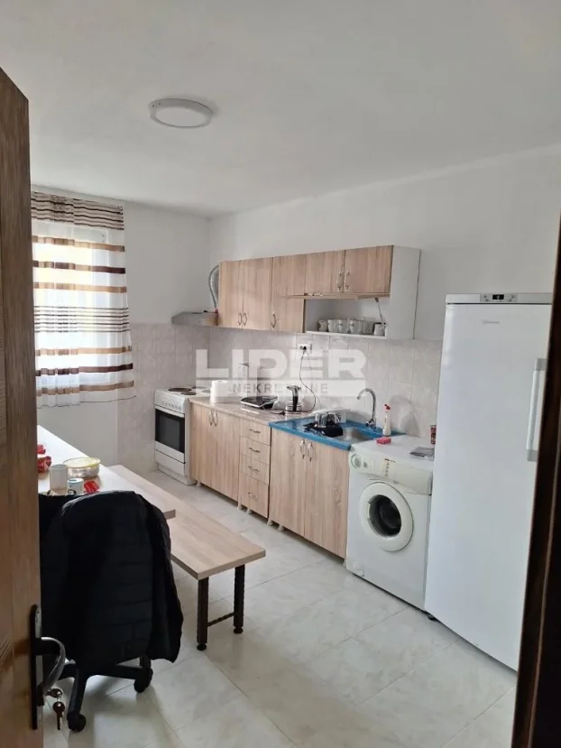 Zemunska, Batajnica, 5+ petosobna, 100 m²