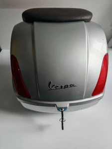Vespa GTS  sivi originalni kofer