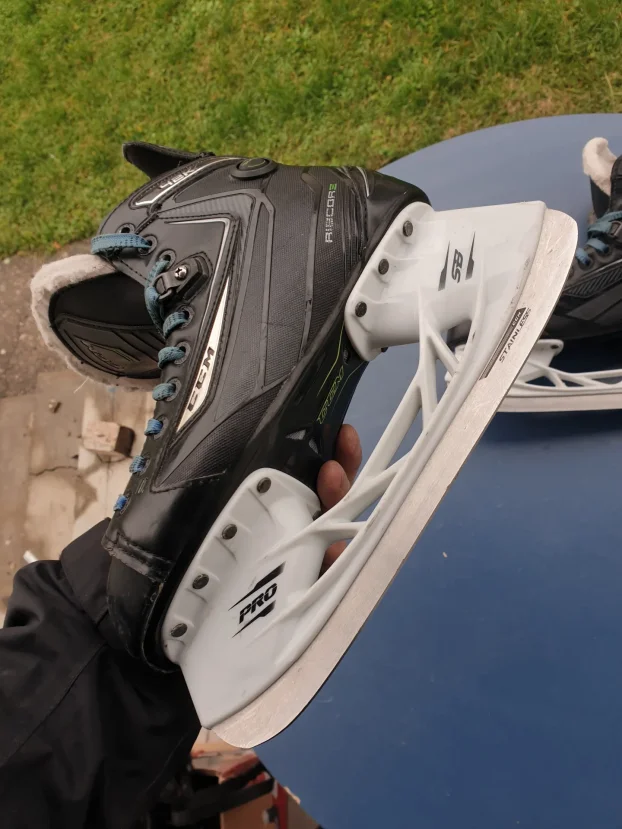 TOP Ponuda - Odlicne klizaljke CCM Ribcore 42K 39br 250mm