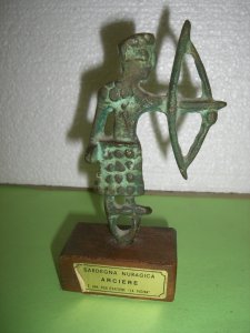 Bronzana figura na postolju