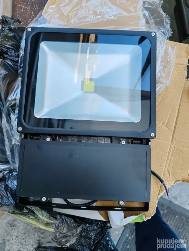 Led reflektor više vrsta sa senzorom pokreta RGB