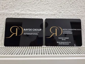 Tabla za firme od crnog akrila sa slovima zlatne boje