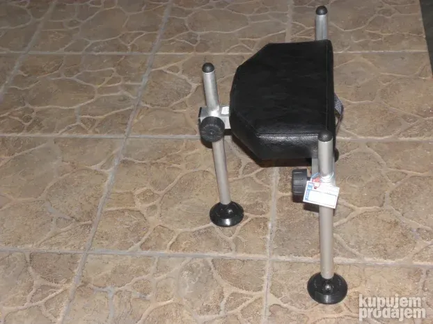 debox stolica tronožac