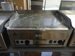 Električni roštilj sa ravnom pločom M-line Bar 600