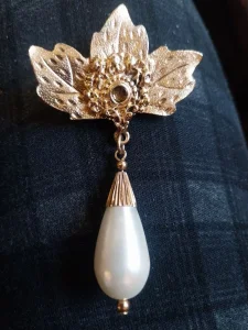 Stariji broš sa biserom