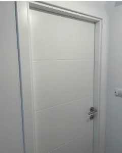 Vrata su kompletna sa štelujućim lajsnama,kvakama,bravama