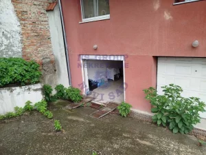 529354-Uknjižena garaža na traženoj lokaciji u sklopu zgrade