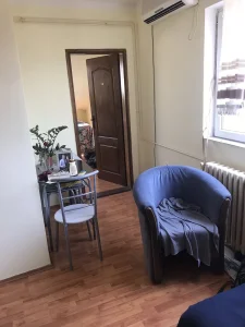 Izdaje se garsonjera- (jednosoban stan)