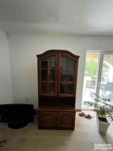 Vitrina drvo/staklo + drvena komoda (dva dela, cena za oba)