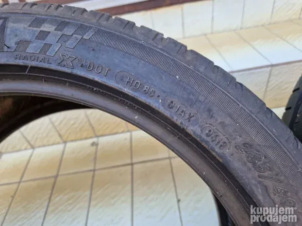 Dve dobre letnje gume 18 ice MICHELIN 245 40 18 sa 5mm šare