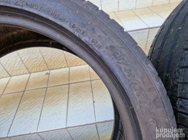 Dve dobre letnje gume 18 ice MICHELIN 245 40 18 sa 5mm šare