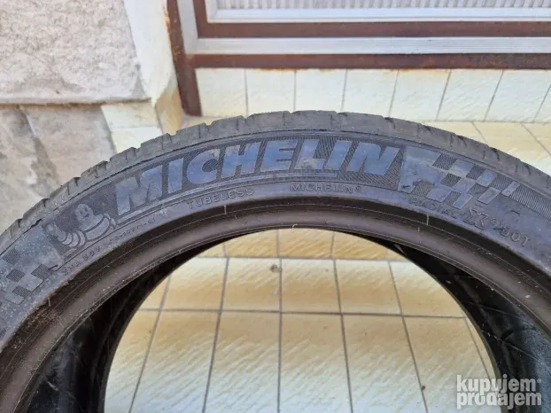 Dve dobre letnje gume 18 ice MICHELIN 245 40 18 sa 5mm šare