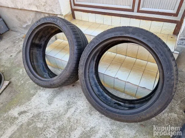 Dve dobre letnje gume 18 ice MICHELIN 245 40 18 sa 5mm šare