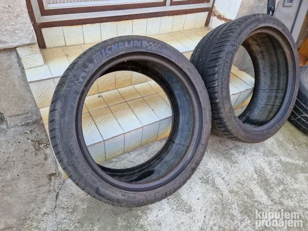 Dve dobre letnje gume 18 ice MICHELIN 245 40 18 sa 5mm šare