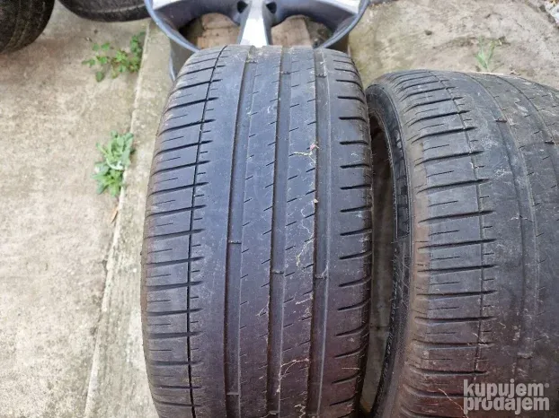 Dve dobre letnje gume 18 ice MICHELIN 245 40 18 sa 5mm šare