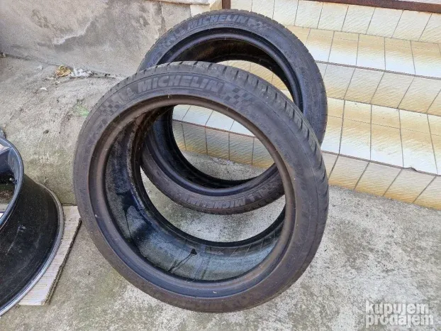 Dve dobre letnje gume 18 ice MICHELIN 245 40 18 sa 5mm šare