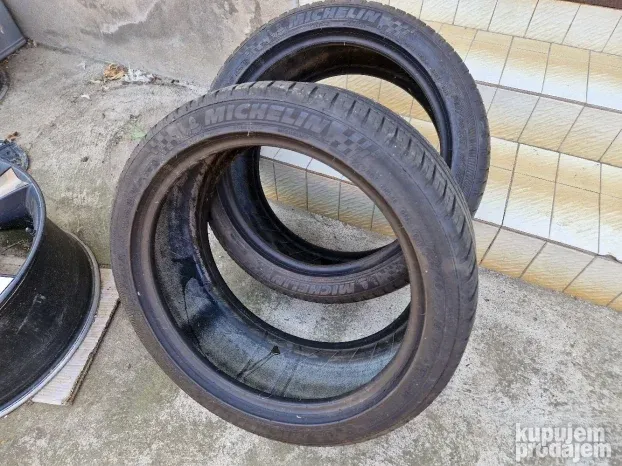 Dve dobre letnje gume 18 ice MICHELIN 245 40 18 sa 5mm šare