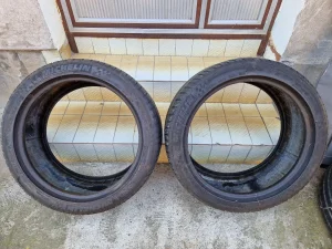 Dve dobre letnje gume 18 ice MICHELIN 245 40 18 sa 5mm šare
