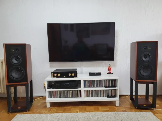 Wharfedale Super Linton sa stalcima