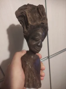 Drvena stara afrička skulptura od korena drveta sniženo