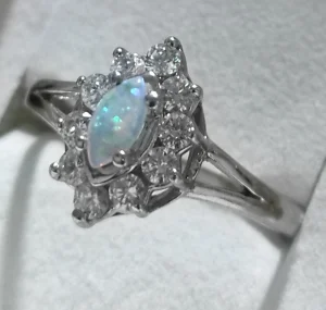 Verenicki prsten od belog zlata sa mesecevim kamenom i cirko