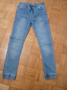 Dva para firmiranih farmerki