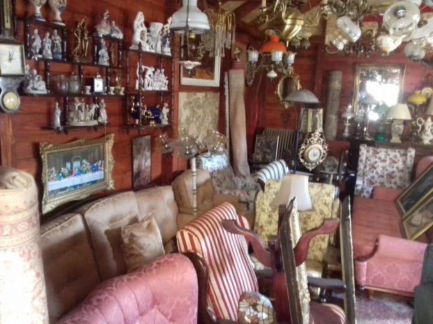 Starinski lusteri komodne i podne lampe