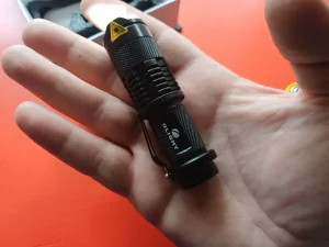 Mini lampa Olight Police crna 2024g