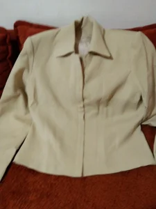 ženski sako broj 40 krem boje rajferšlus šiven po meri