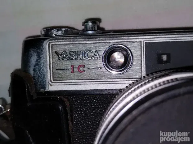 Stari foto aparat YASHICA sa rezervnim delovima ISPRAVAN