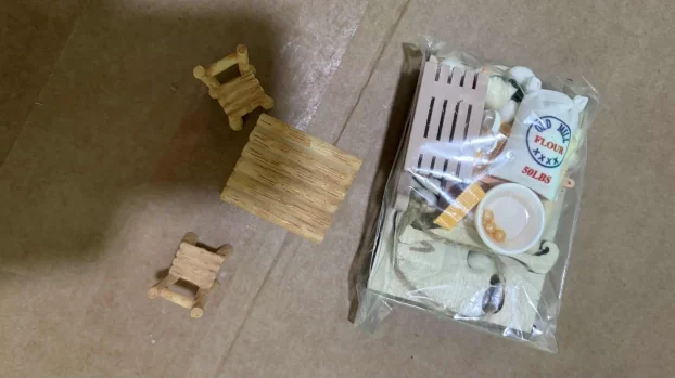 Minijaturni pribor za kucicu sa lutkama