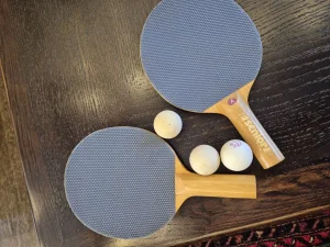 Dva reketa za stoni tenis i loptice, skoro novi