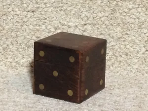 Drvena mala skrinjica za nakit