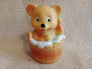 Stara gumena igracka meda se kupa u bure aradeanca