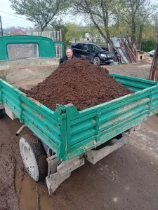 Zemlja za dvorište crna humusna