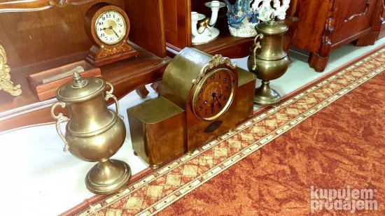 Izvanredan stari mesingani kaminski sat sa peharima